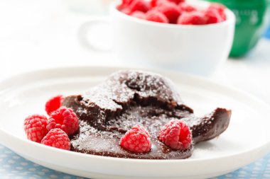 Ahududu ile çikolata tatlı