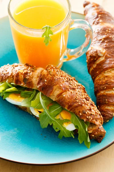 Sağlıklı kahvaltı meyve suyu ile