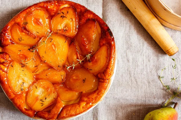 Tarte Tatin with pears and thyme — Stock Photo, Image