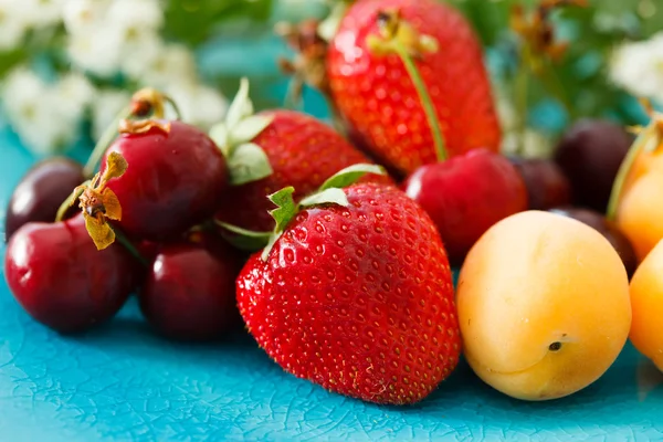 Ripe fruits on plate — Stock Photo, Image