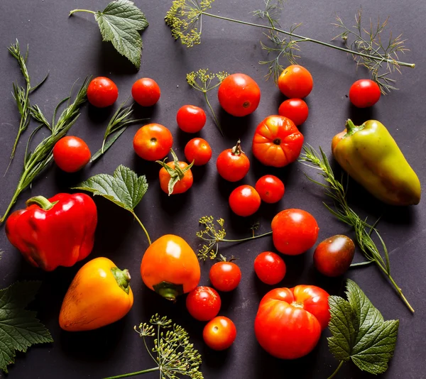 Legumes frescos sobre cinza — Fotografia de Stock