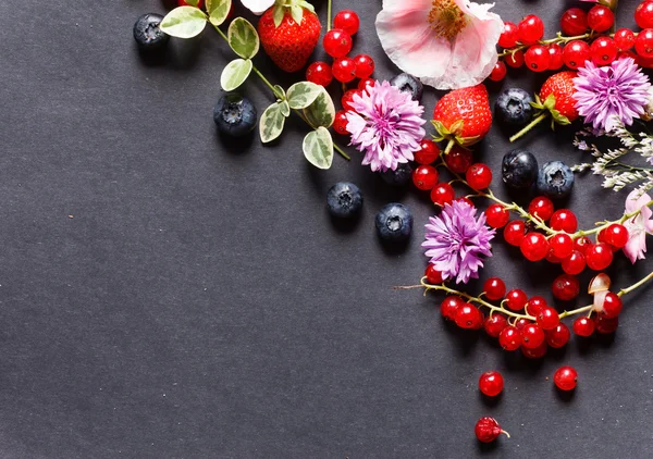 Nyári bogyós gyümölcsök és virágok — Stock Fotó