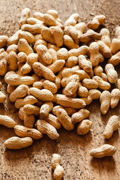 Peanuts on wood background — Stock Photo, Image
