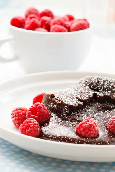 Sobremesa de chocolate com framboesas — Fotografia de Stock