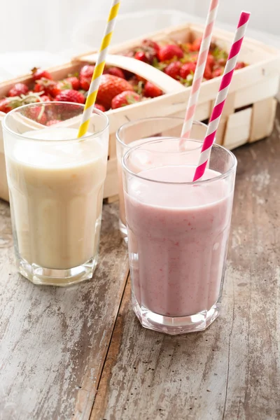 Smoothies aux fruits dans des verres — Photo