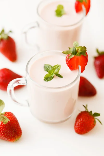 杯子里的草莓奶昔 — 图库照片