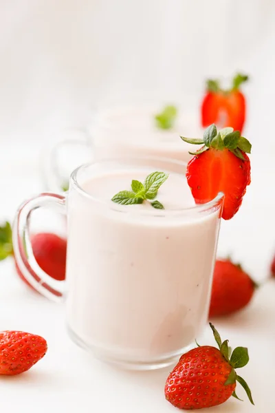 Batido de fresa en taza — Foto de Stock