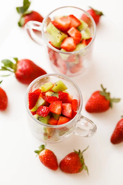 Insalata di frutta in tazze di vetro — Foto Stock