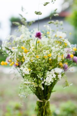 Bir buket kır çiçeği.