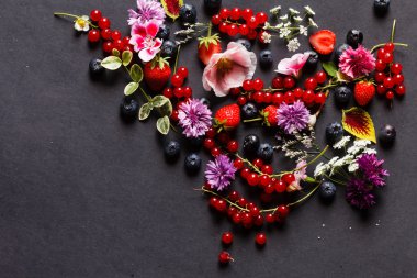 Yaz meyveler ve çiçekler