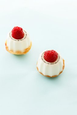 Beyaz üzerine çilek tart