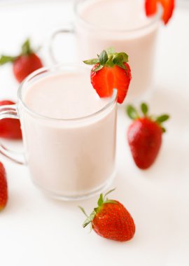 Cam bardak meyve salatası