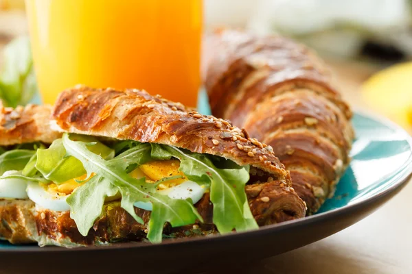 Hälsosam frukost med croissant — Stockfoto