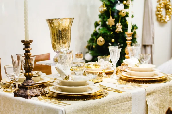 Mesa con vasos y decoraciones —  Fotos de Stock