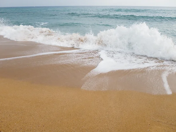 Vagues sur la plage de mer — Photo