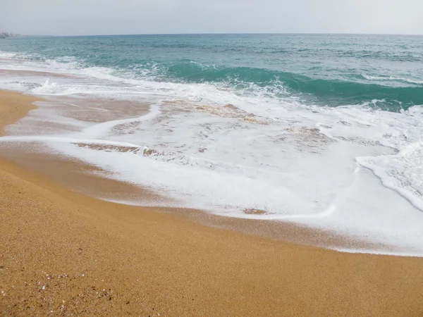 Valuri pe plaja de mare — Fotografie, imagine de stoc