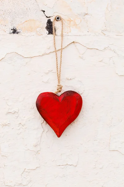 Coeur en bois sur le mur — Photo