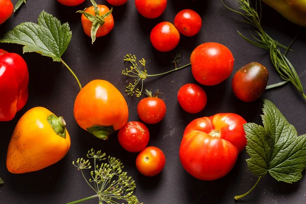 Legumes frescos sobre cinza — Fotografia de Stock