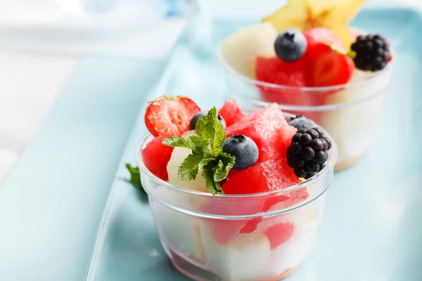 Ensalada de frutas en tazas — Foto de Stock
