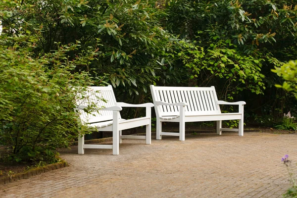 Bílé lavičky v parku — Stock fotografie