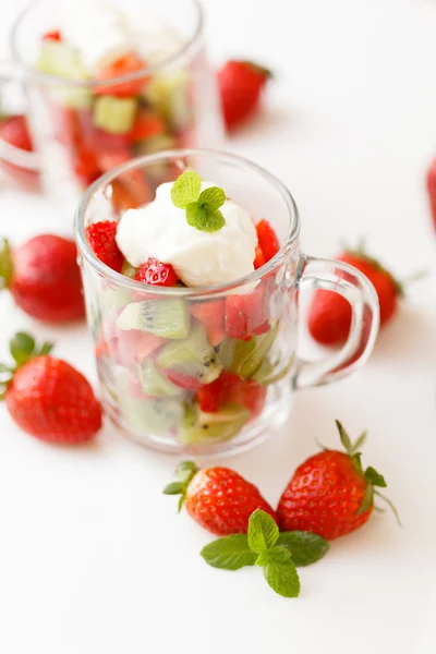 Ensalada de frutas en copas de vidrio — Foto de Stock