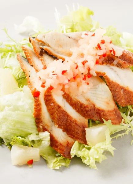 Insalata con anguilla affumicata — Foto Stock