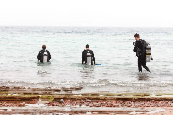 Divers on the beach of Red Sea — Stock Photo, Image