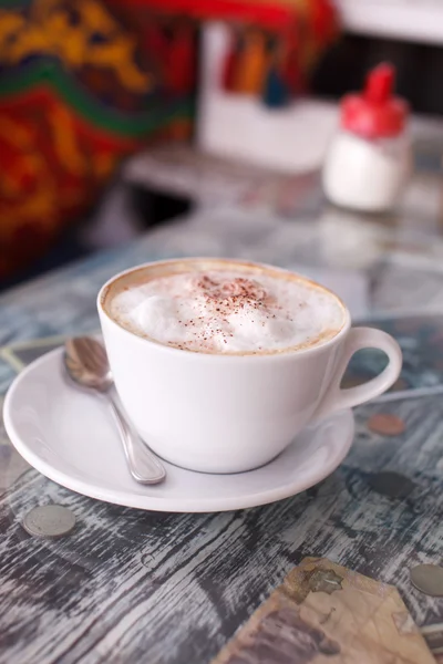 Tasse Cappuccino auf Untertasse — Stockfoto