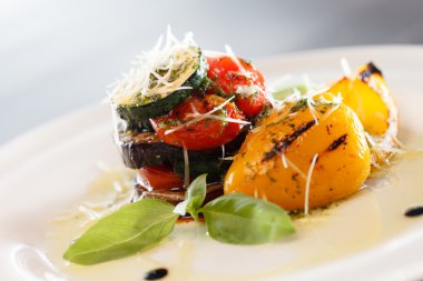 Tabakta ızgara sebze