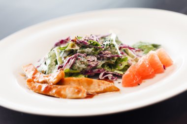 Tavuk ve lahana salatası