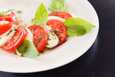 domates ve Fesleğenli mozzarella