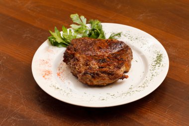 Yeşillikleri ile ızgara et