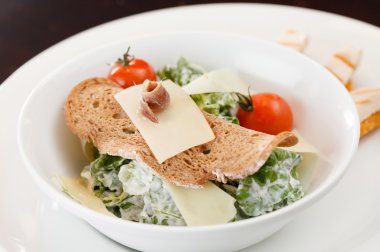 Sezar salata kasesine