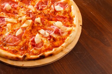 Et ve sebzeli pizza.