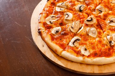 Mantar ile lezzetli pizza