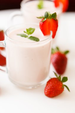 Bardakta çilekli smoothie.