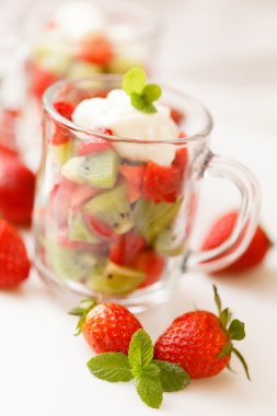 Kivi ve çilek salatası