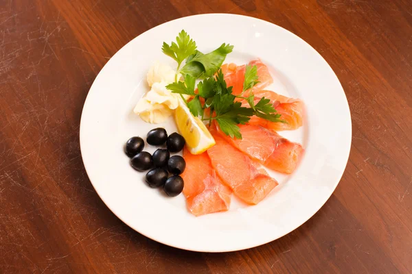 Закуска из лосося с лимоном и оливками — стоковое фото