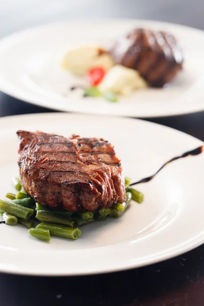 Steak mit Bohnen — Stockfoto