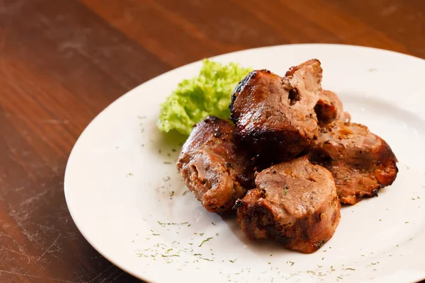 Viande grillée aux feuilles de salade — Photo