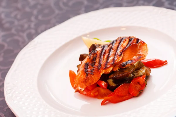 Bistecca di salmone con verdure — Foto Stock