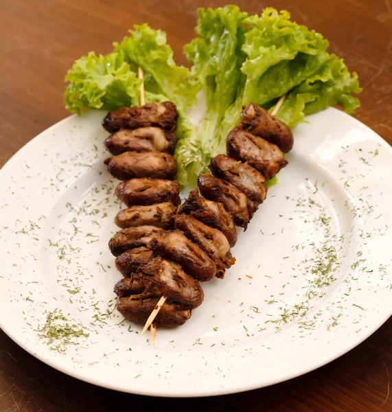 Мясо на гриле с листьями салата — стоковое фото