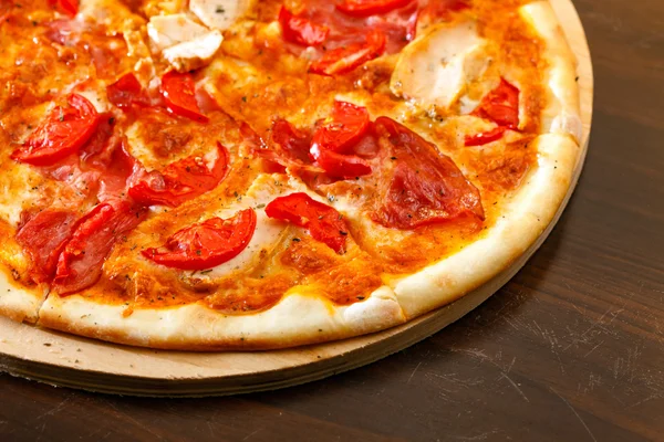 Pizza with meat and vegetables — Stock Photo, Image