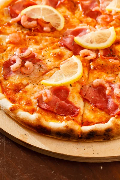 Pizza com carne e legumes — Fotografia de Stock