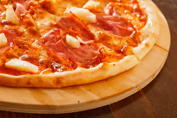 Pizza mit Fleisch und Gemüse — Stockfoto