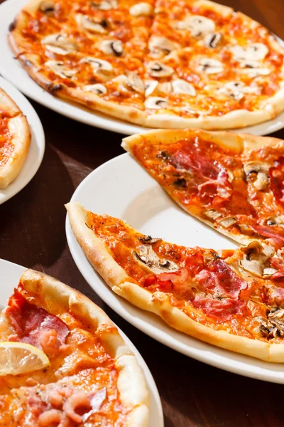 Smakelijke pizza op platen — Stockfoto