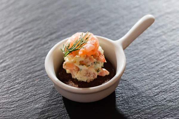 Canapé en primer plano de la mesa — Foto de Stock