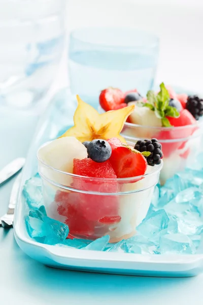 Ensalada de frutas en tazas — Foto de Stock