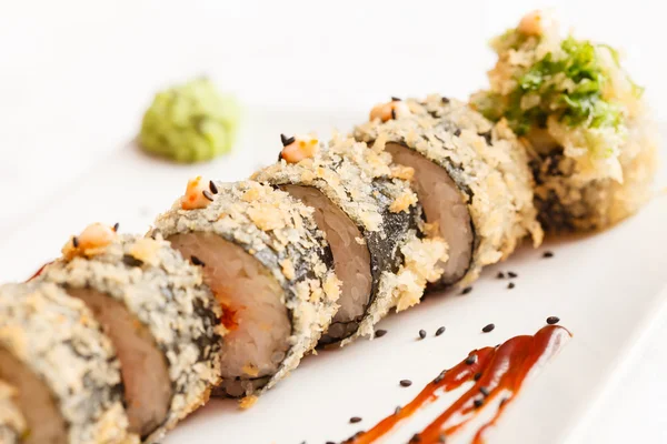 Smaczne sushi na talerzu — Zdjęcie stockowe