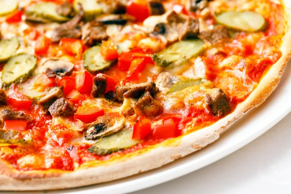 Smaczny plasterki pizzy włoskiej — Zdjęcie stockowe